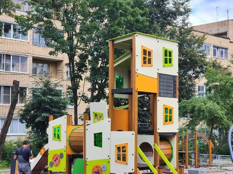 В Сергиевом Посаде завершают обустройство детской площадки у дома № 29…