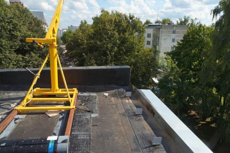 В Хотьково на улице 2-я Рабочая Фонд капитального ремонта обновляет кровлю дома № 46.