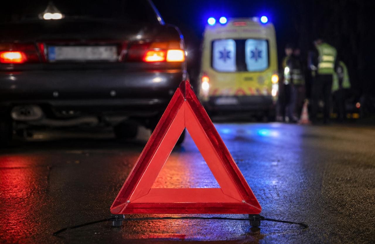Вечером 23 августа в Краснозаводске легковой автомобиль сбил двух девочек. ДТП произошло на улице Театральной у дома №7. — фото 1 из 1