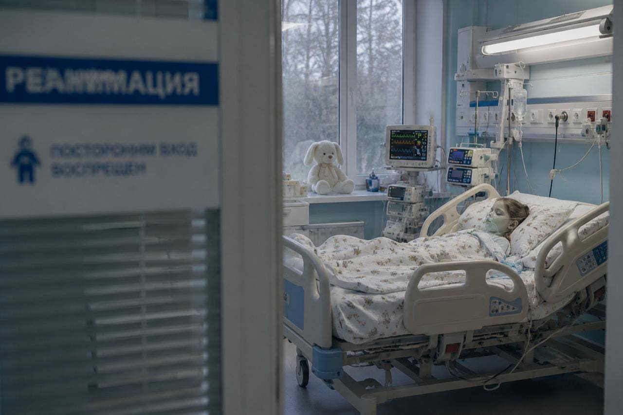 Вчера девочка по имени Риана, которую мать вытолкнула с балкона, пришла в сознание. Сегодня она всё ещё находится в полудрёме, но ей уже применяют седативные препараты. — фото 1 из 1